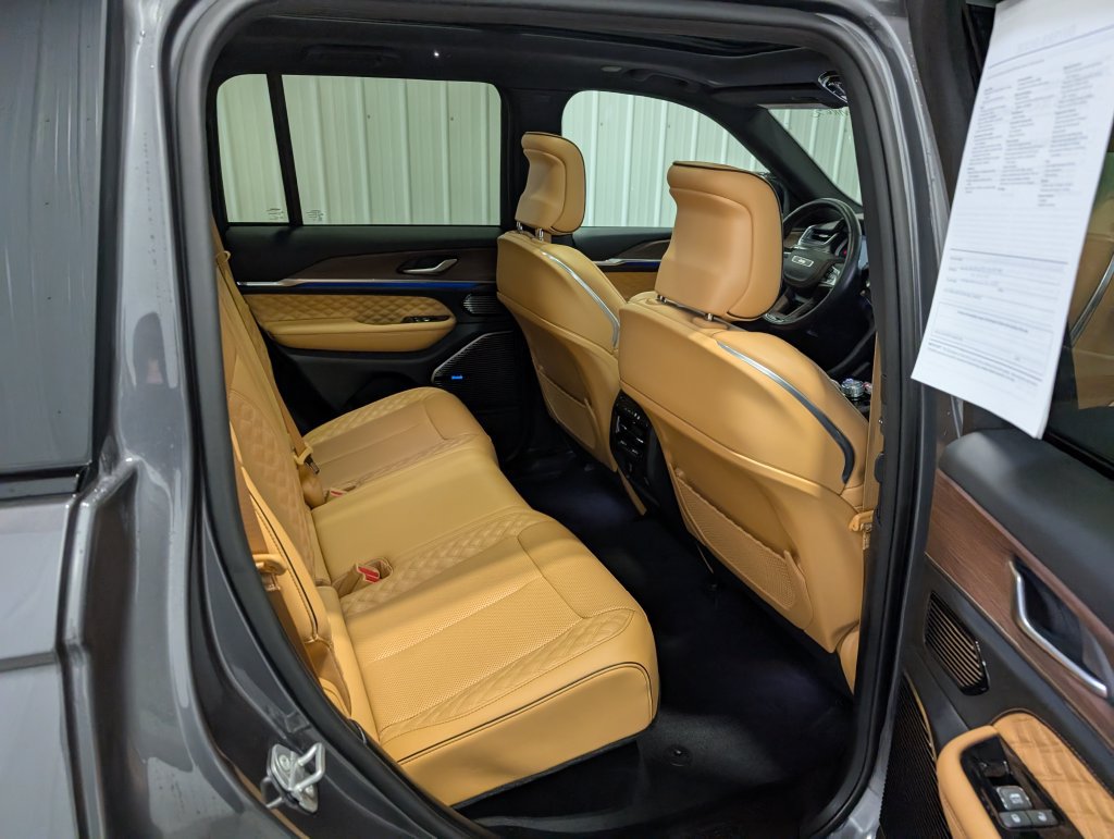 Used 2022 Jeep Grand Cherokee Summit AWD/4WD image 27