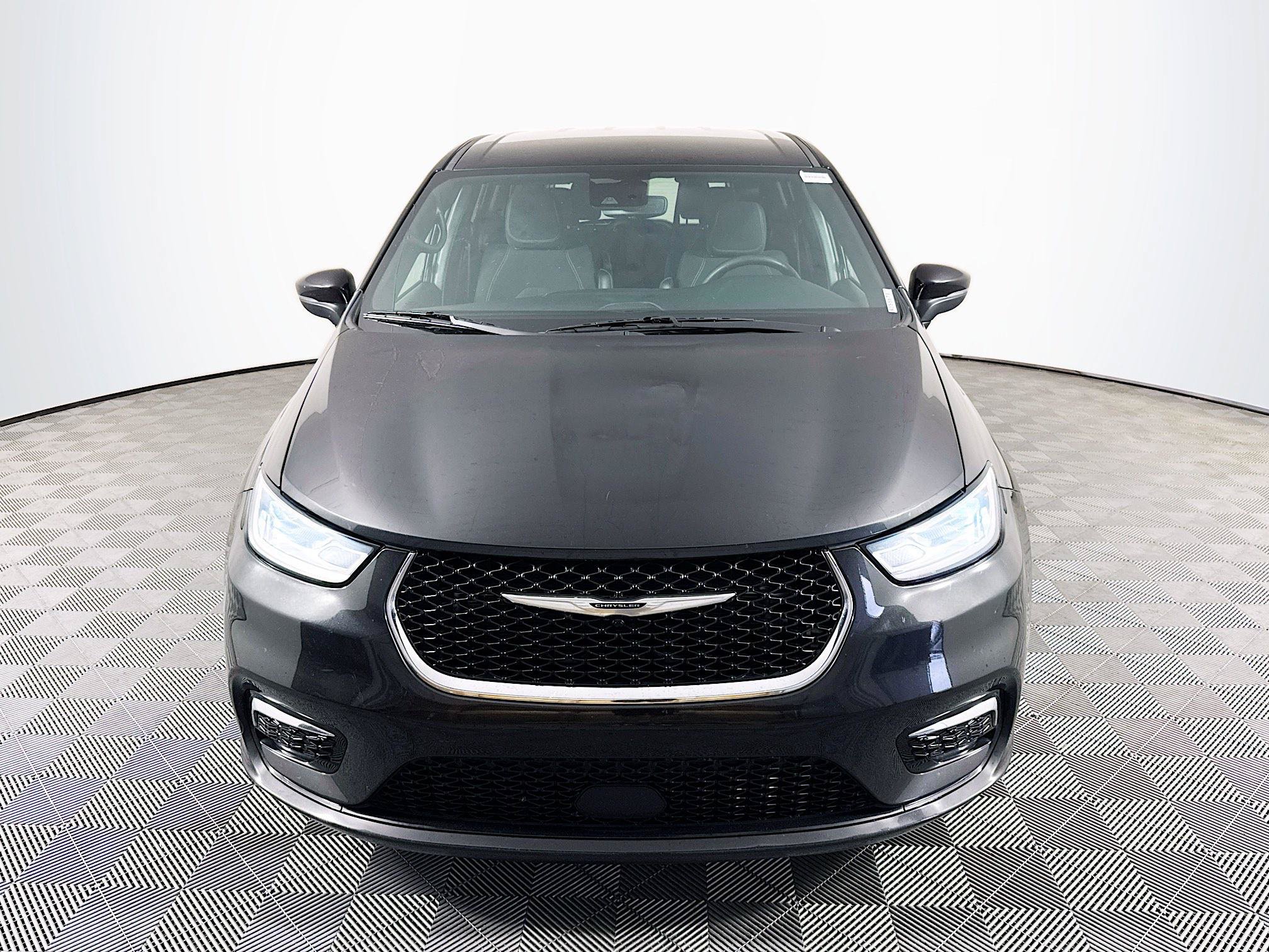 Used 2023 Chrysler Pacifica Touring FWD video 2