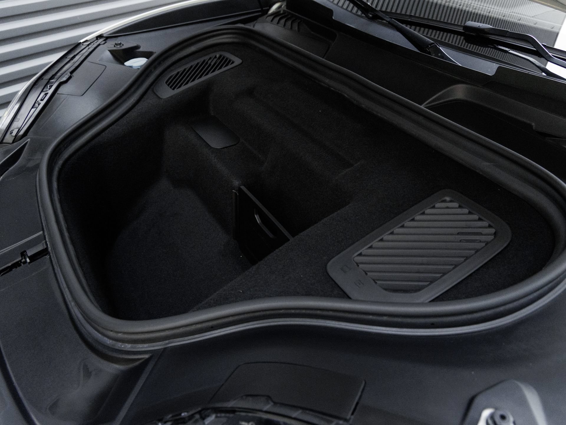 Certified 2025 Porsche Macan Turbo Electric AWD/4WD image 40