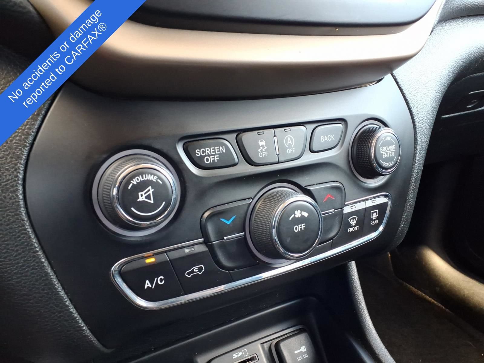 Used 2015 Jeep Cherokee Latitude w/ Cold Weather Group AWD/4WD image 21