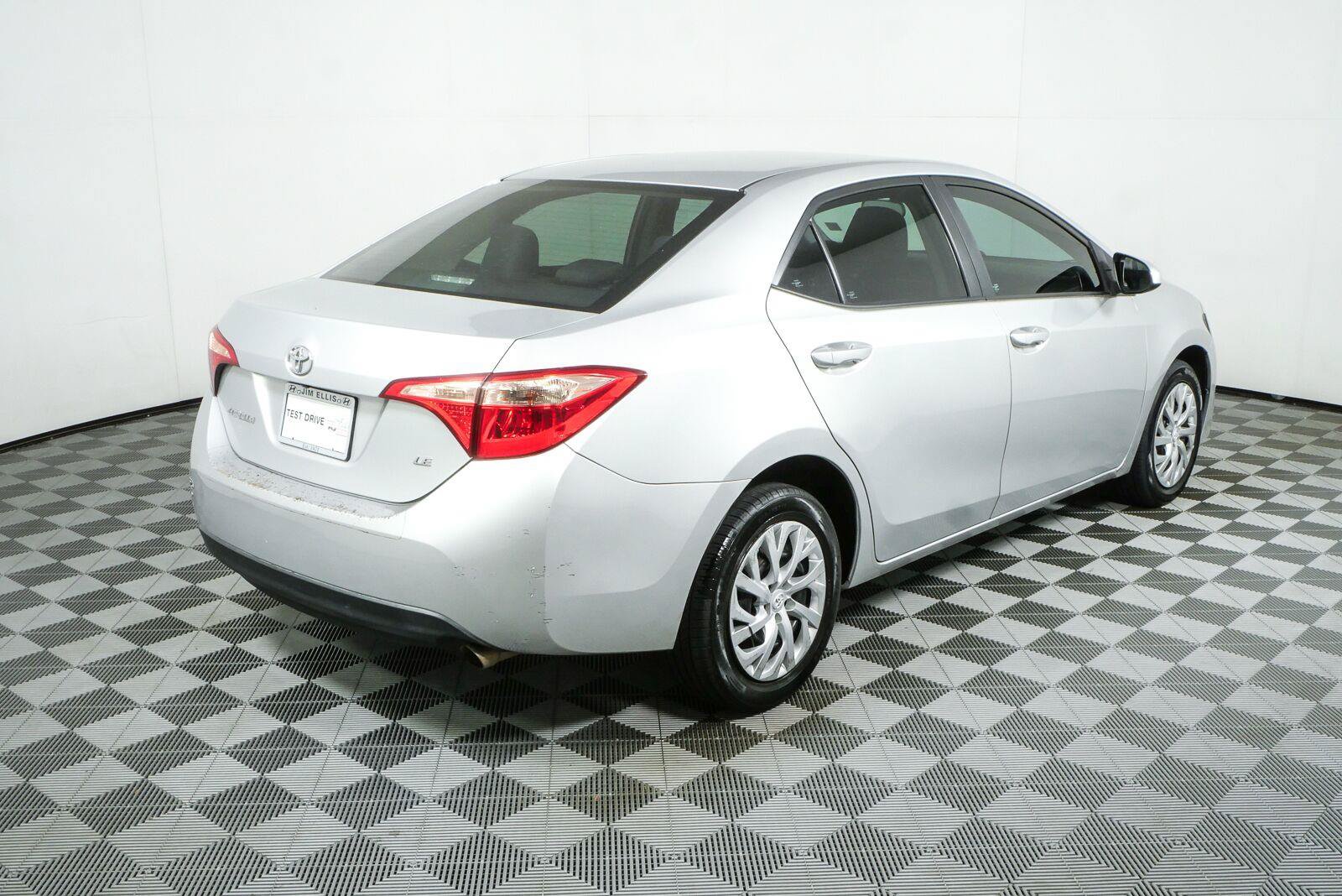 Used 2017 Toyota Corolla LE FWD image 3