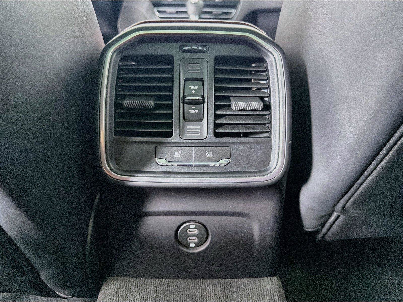 Certified 2024 Porsche Macan AWD/4WD image 24