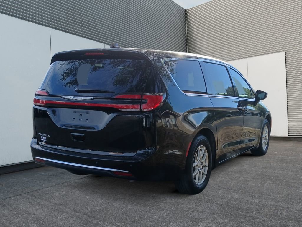Used 2025 Chrysler Pacifica Select FWD image 5