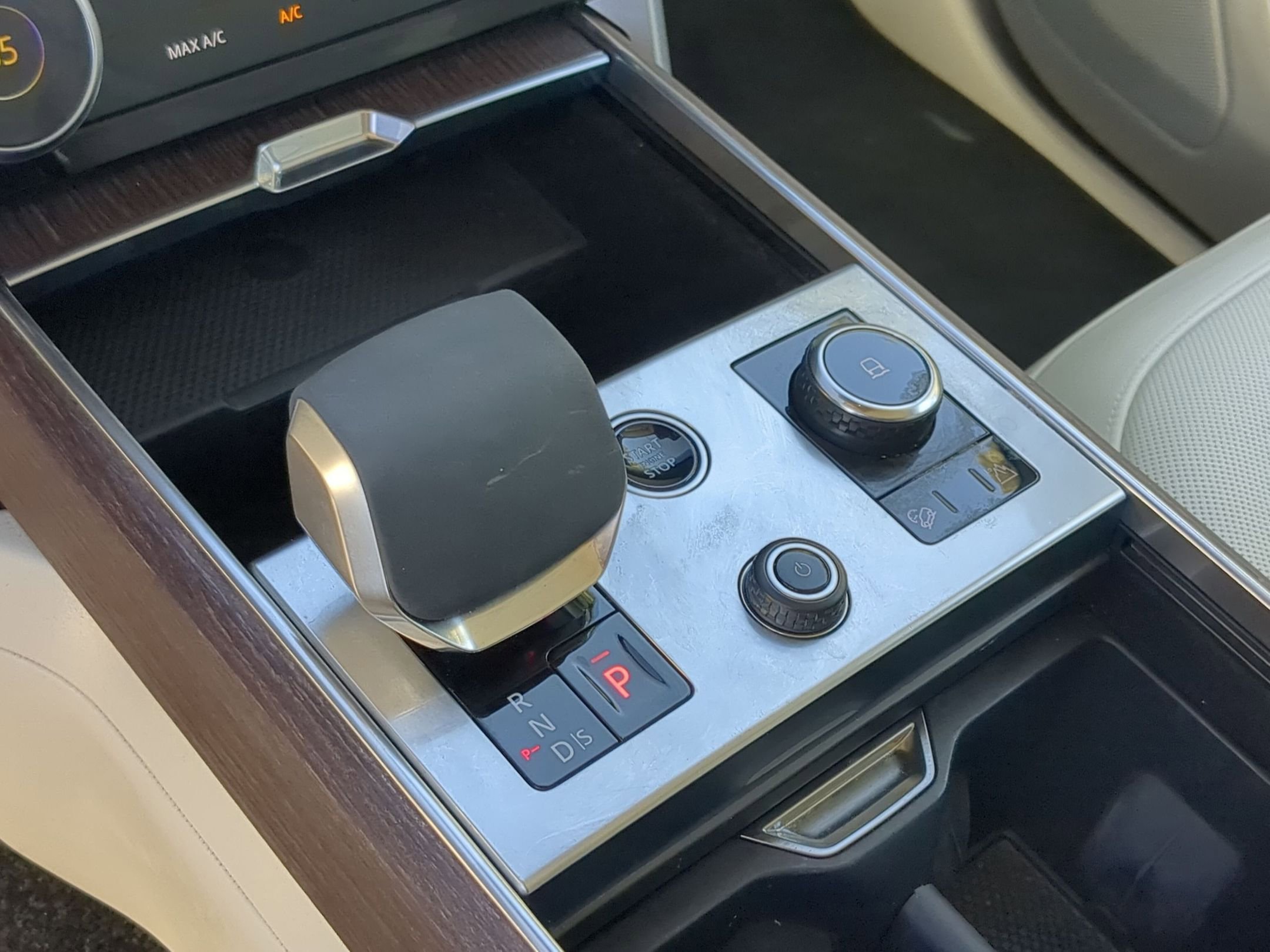 Used 2023 Land Rover Range Rover Long Wheelbase SE image 19