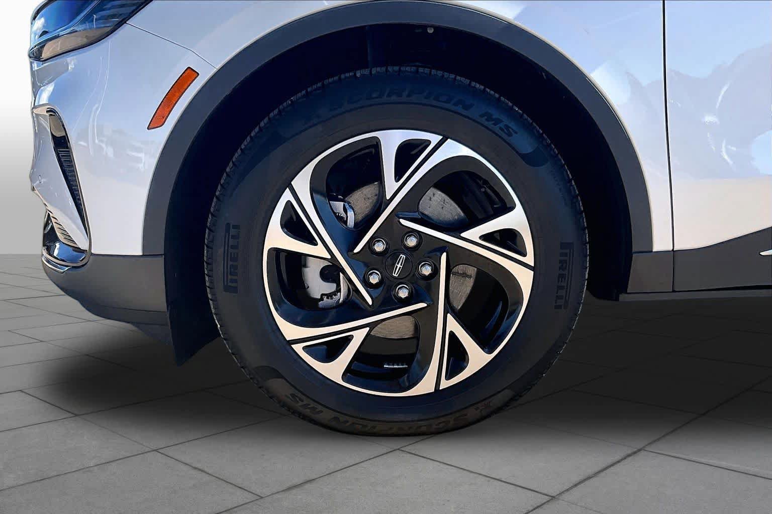 Used 2025 Lincoln Nautilus Premier AWD/4WD image 10