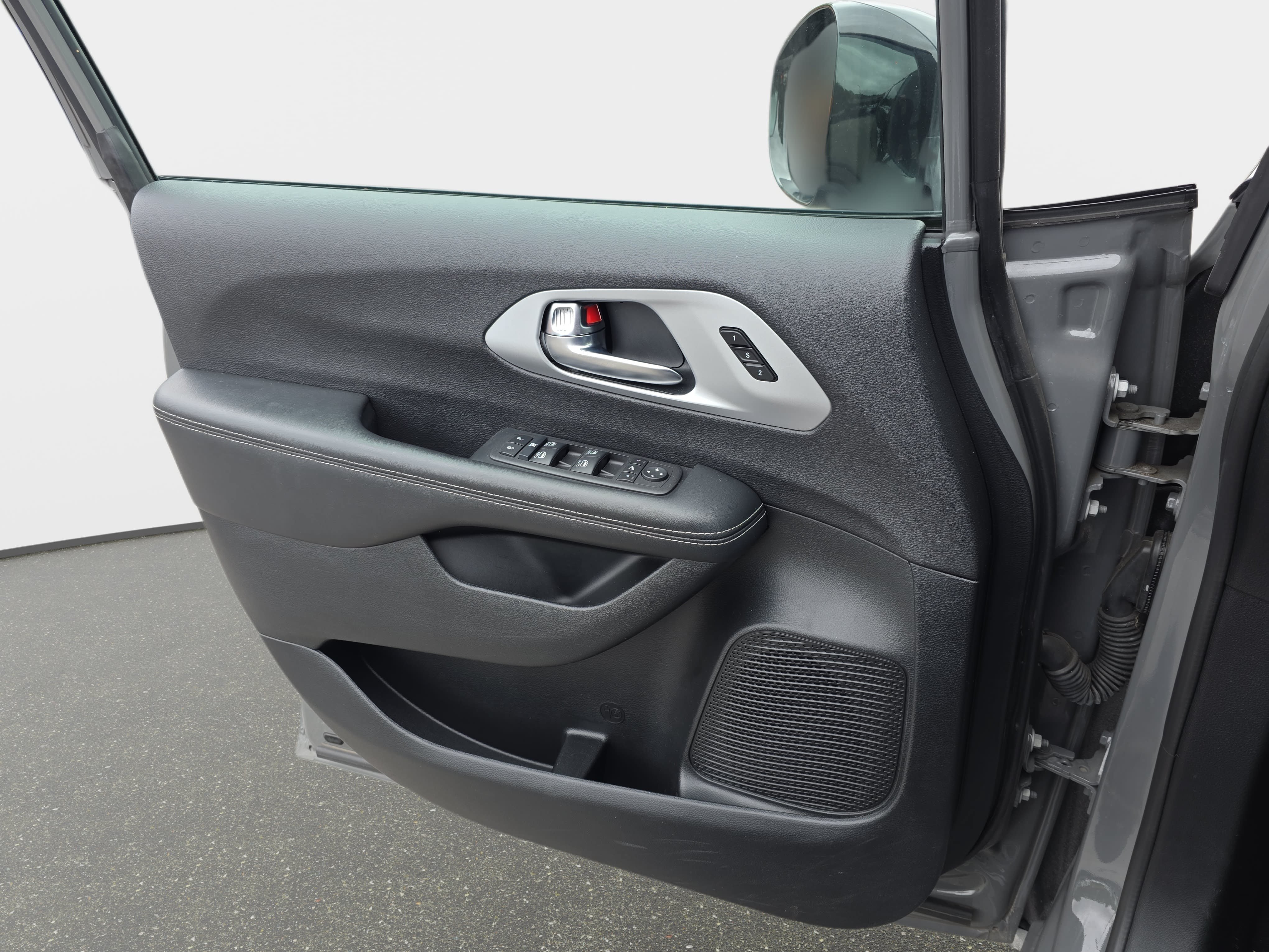 Used 2025 Chrysler Pacifica Limited FWD image 25