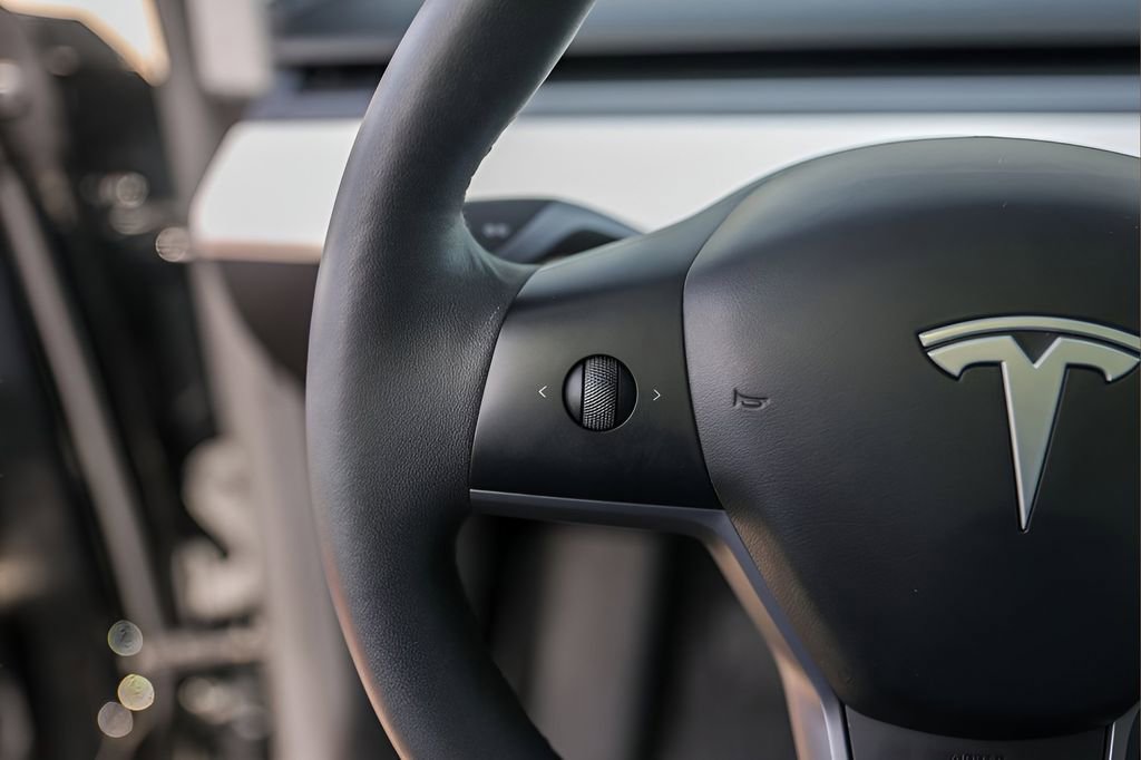 Used 2025 Tesla Model Y Long Range image 13