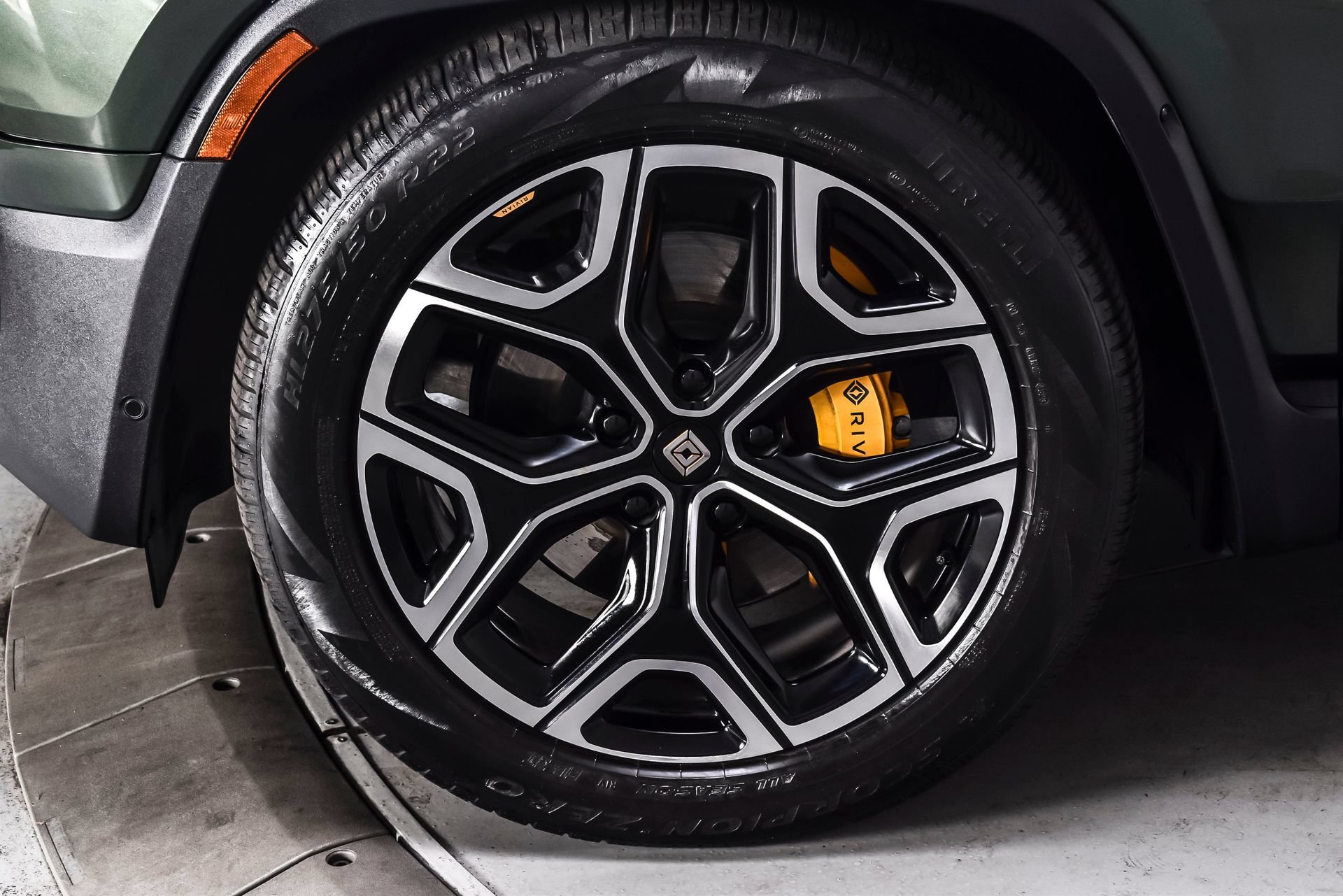 Used 2024 Rivian R1S Adventure AWD/4WD image 11