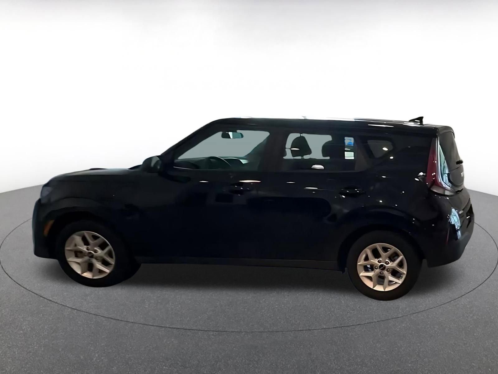 Used 2025 Kia Soul LX w/ LX Technology Package FWD image 8