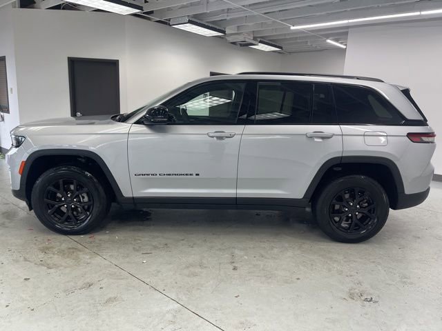 Used 2025 Jeep Grand Cherokee Altitude AWD/4WD image 6
