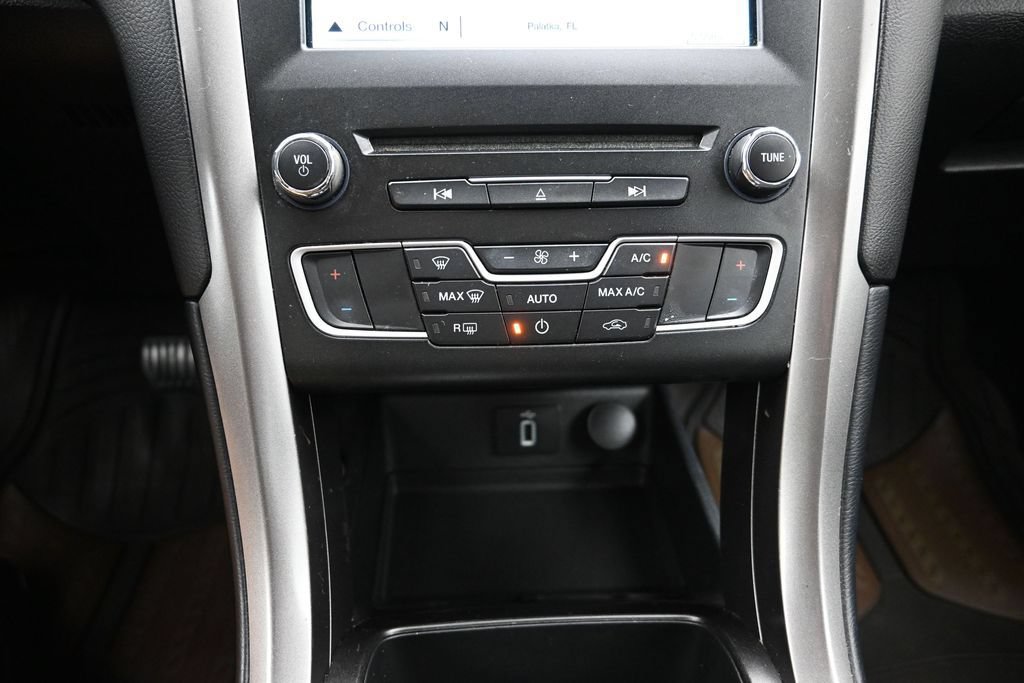 Used 2018 Ford Fusion SE w/ Fusion SE Technology Package FWD image 18