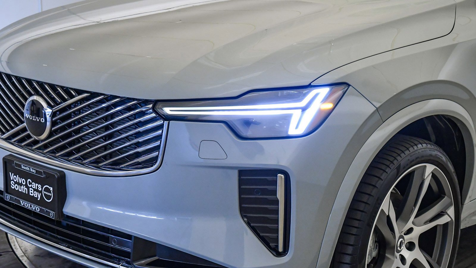 Certified 2025 Volvo XC90 B6 Core w/ Protection Package Premier image 8