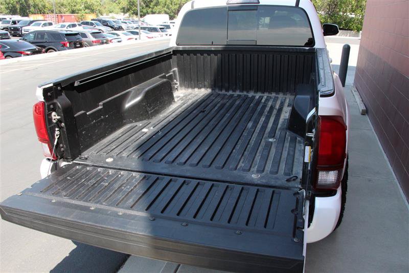 Used 2019 Toyota Tacoma SR5 AWD/4WD image 17