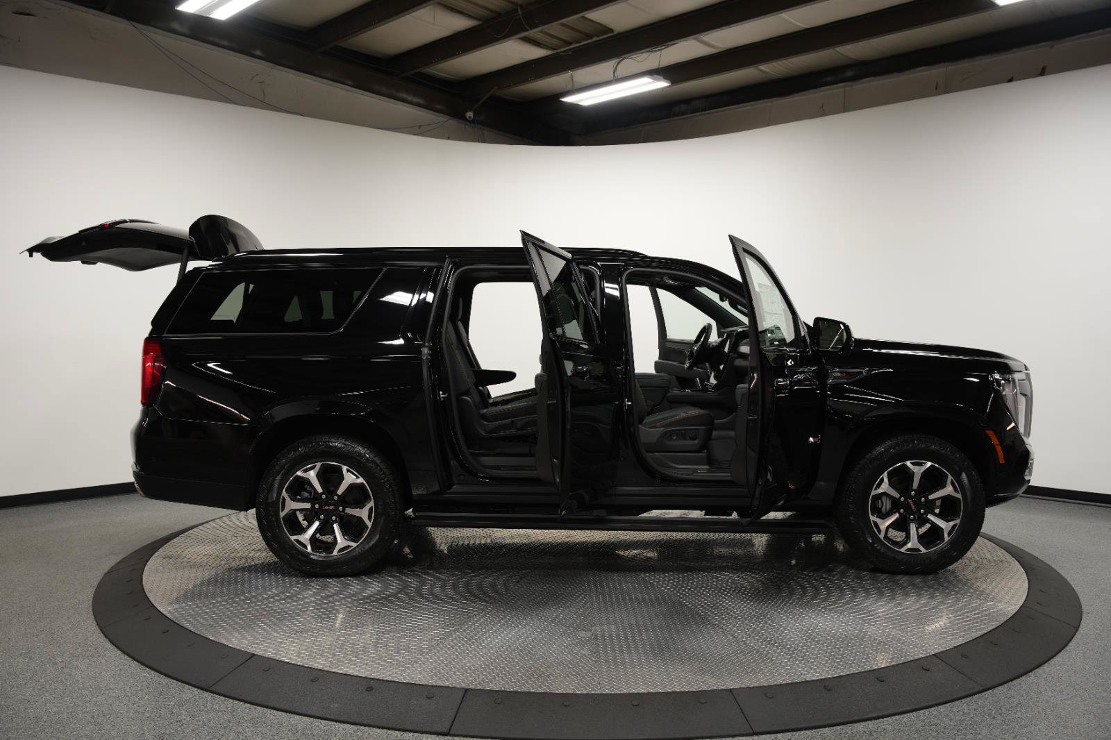 New 2026 GMC Yukon XL AT4 w/ AT4 Premium Plus Package AWD/4WD image 13