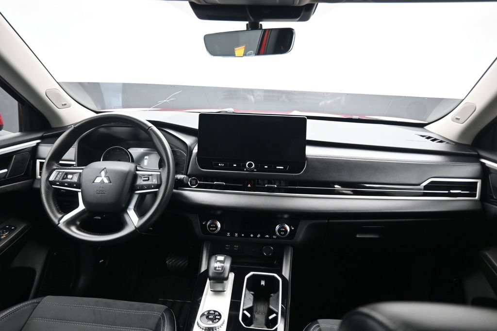 Used 2025 Mitsubishi Outlander AWD image 49