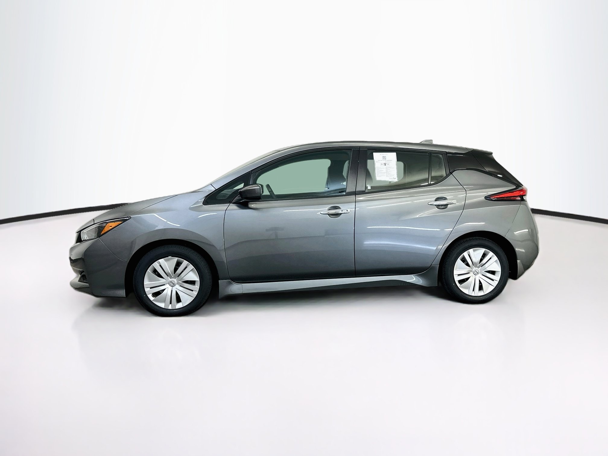 Used 2025 Nissan Leaf S FWD image 4