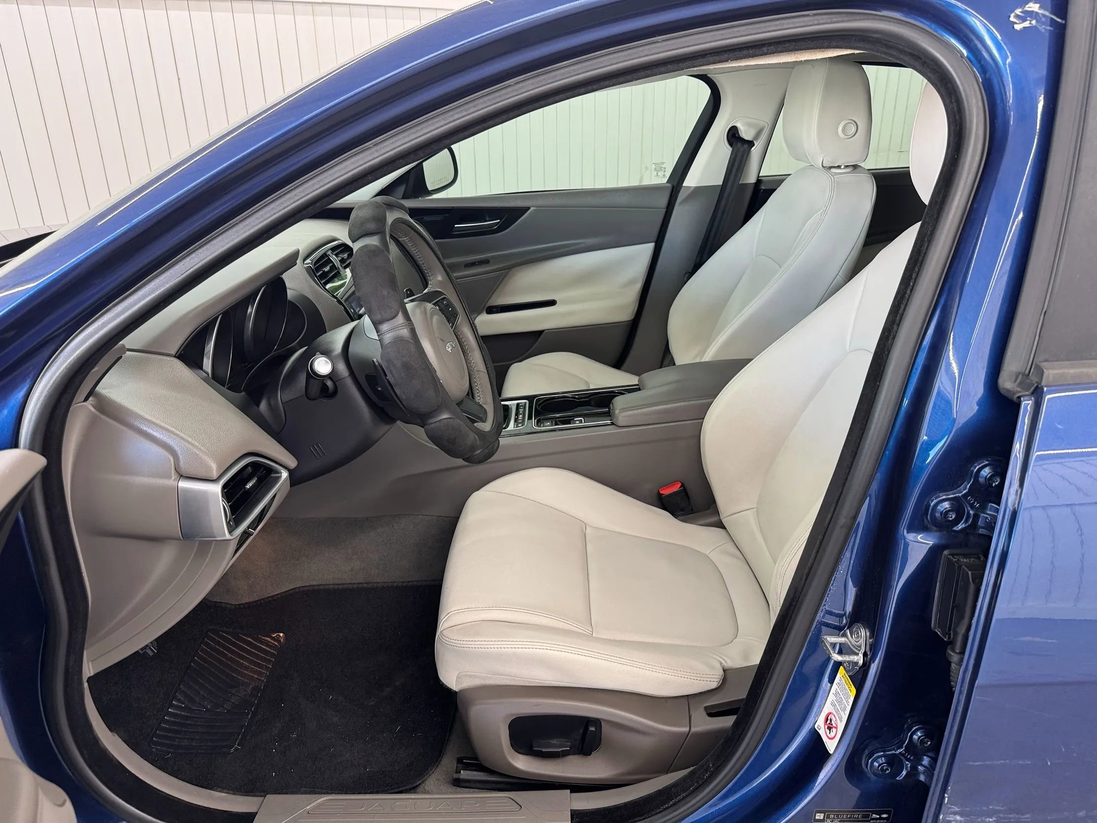 Used 2017 Jaguar XE Premium image 9