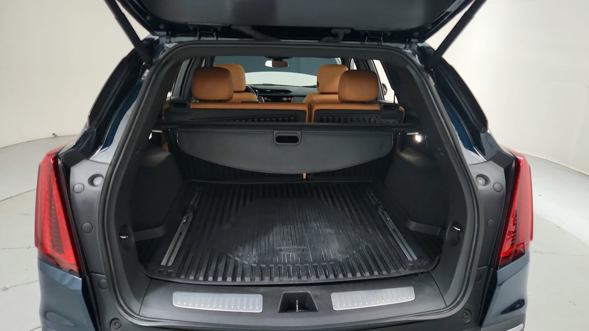 Certified 2024 Cadillac XT5 Premium Luxury w/ LPO, Floor Liner Package AWD/4WD image 26
