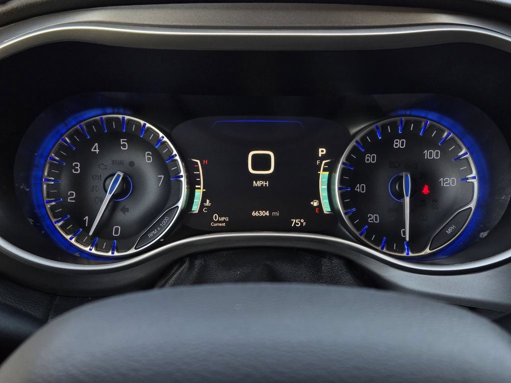 Used 2024 Chrysler Pacifica Touring-L FWD image 6