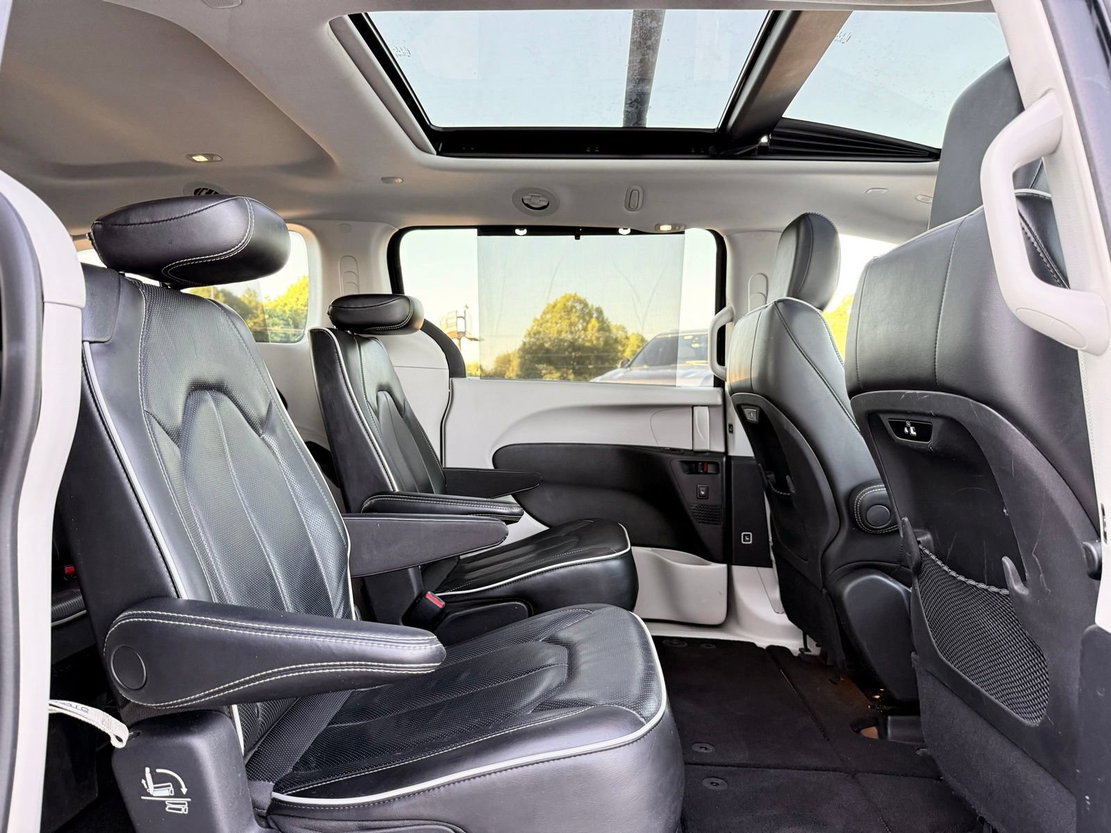 Used 2022 Chrysler Pacifica Limited FWD image 25