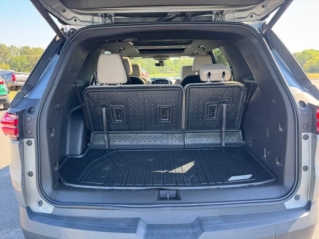 Used 2023 Chevrolet Traverse LT w/ LT Premium Package image 9