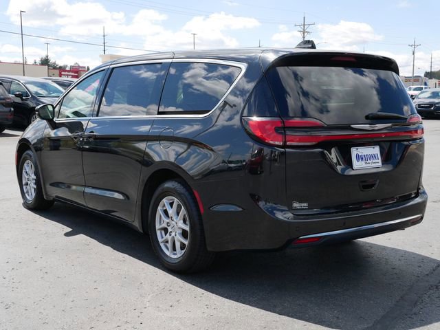 Used 2023 Chrysler Pacifica Touring-L FWD image 3