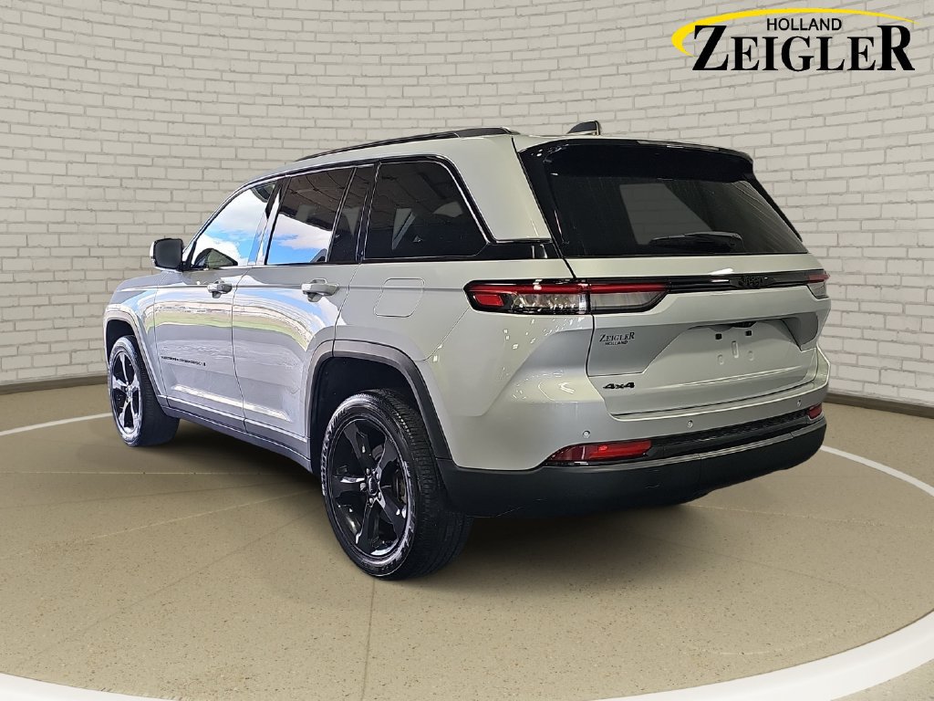 Used 2023 Jeep Grand Cherokee Altitude AWD/4WD image 7