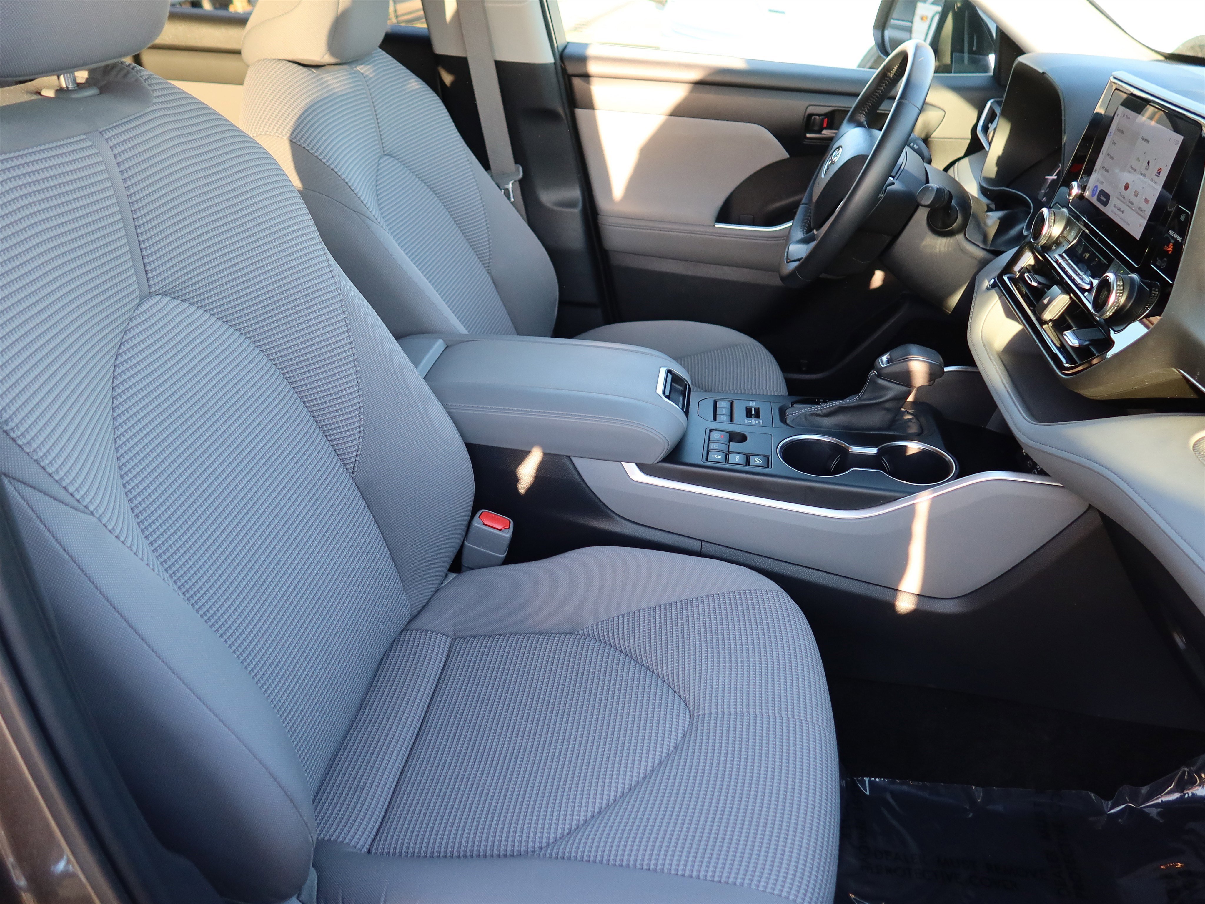 Used 2023 Toyota Highlander LE image 12