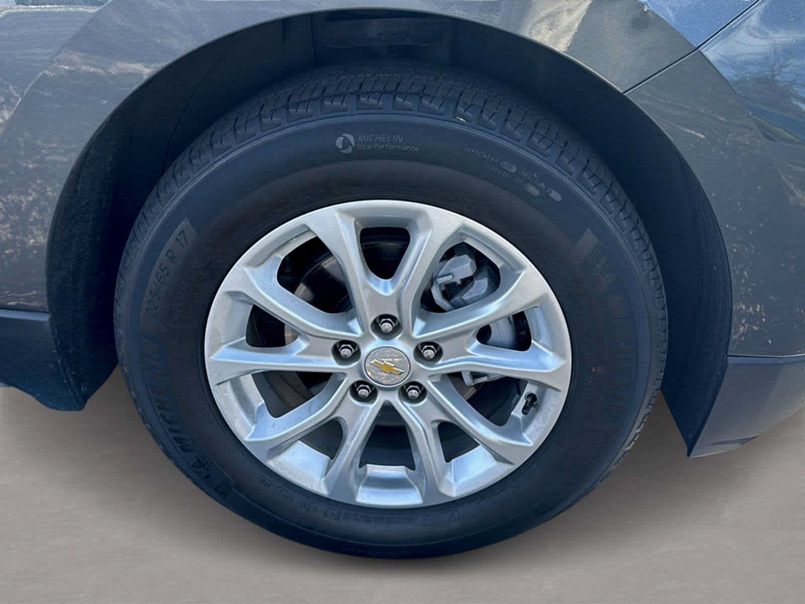 Used 2020 Chevrolet Equinox LS w/ LS Convenience Package FWD image 3