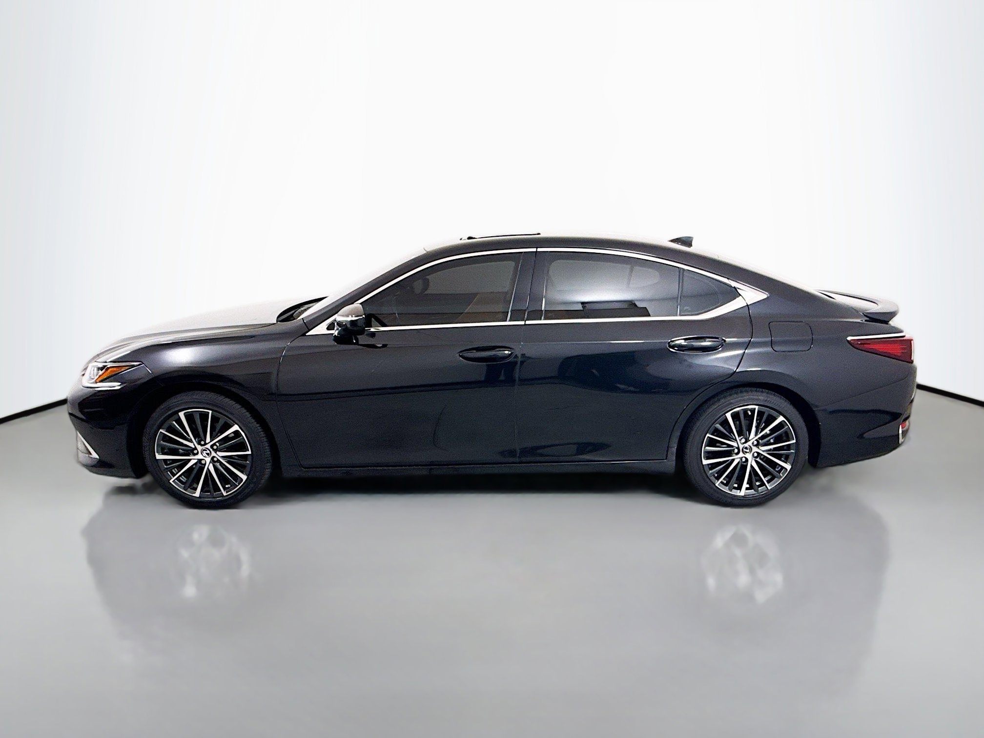 Used 2025 Lexus ES 300h w/ Premium Package image 4