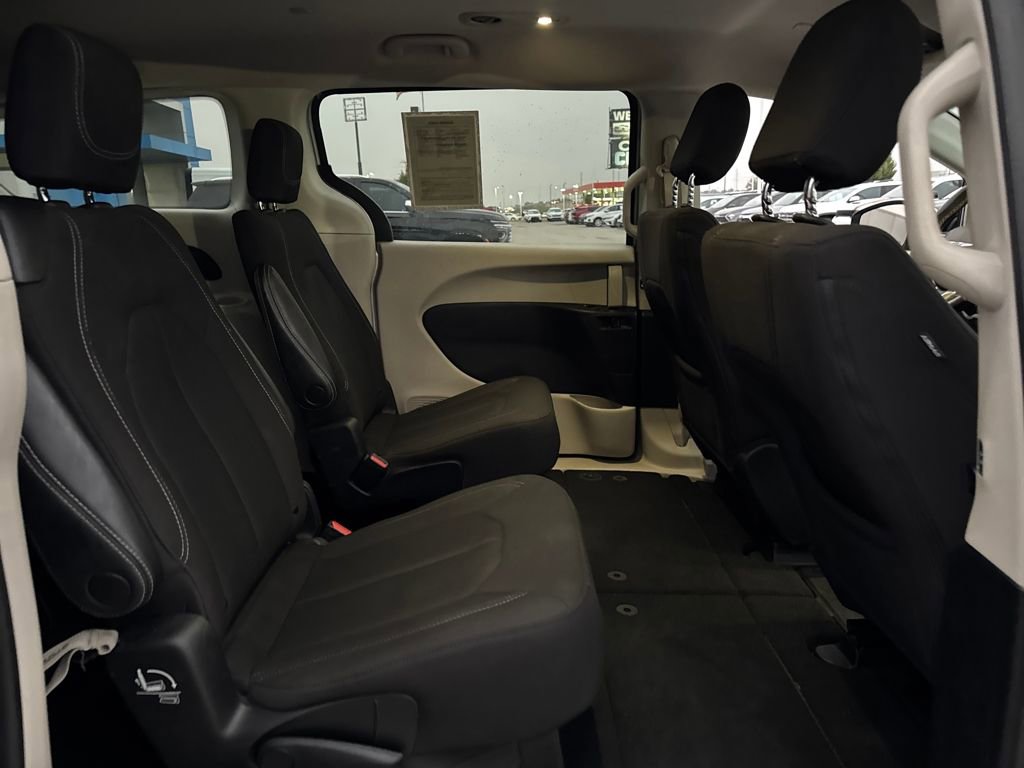 Used 2023 Chrysler Voyager LX image 14