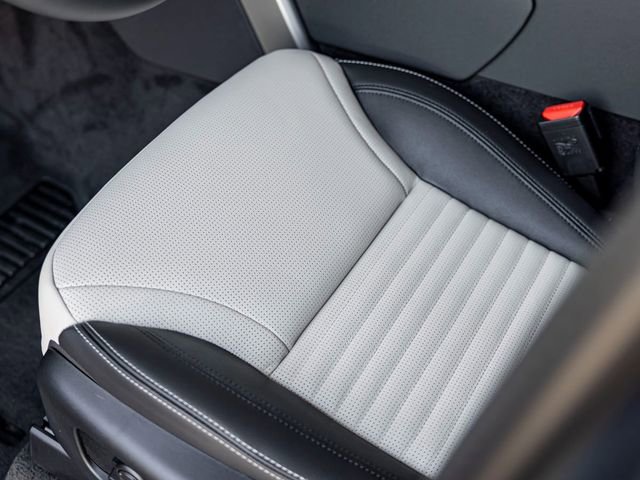 Used 2025 Land Rover Discovery S image 15