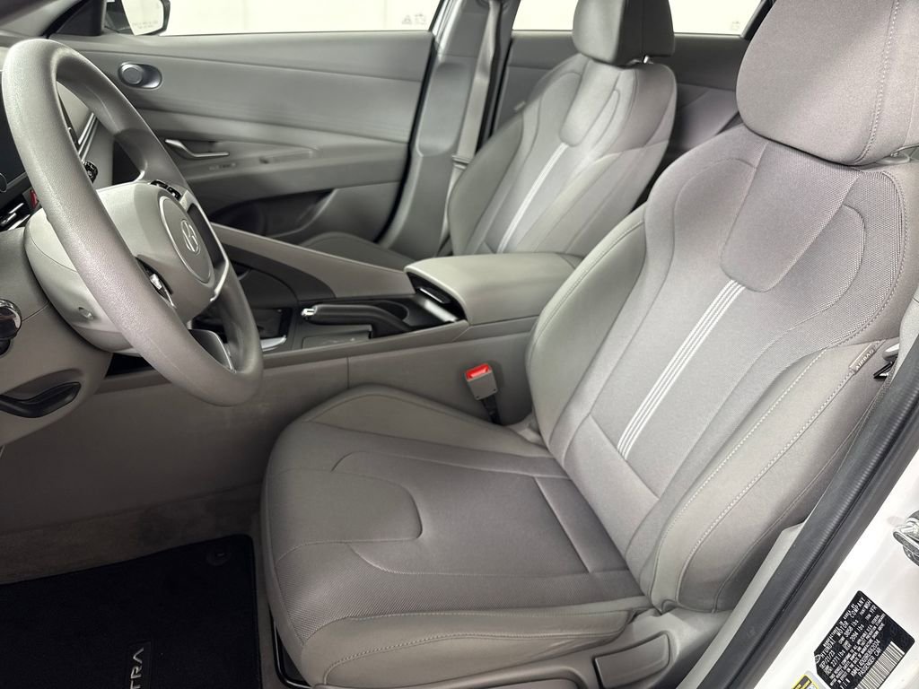 Certified 2024 Hyundai Elantra SE FWD image 13