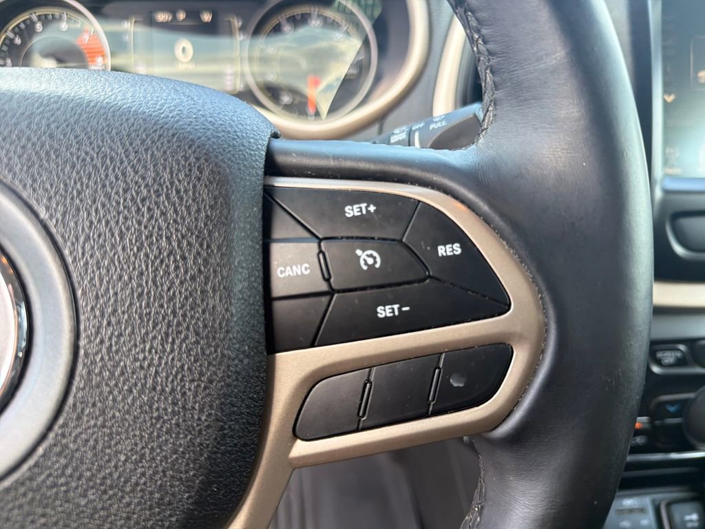 Used 2017 Jeep Cherokee Latitude w/ Trailer Tow Group FWD image 30
