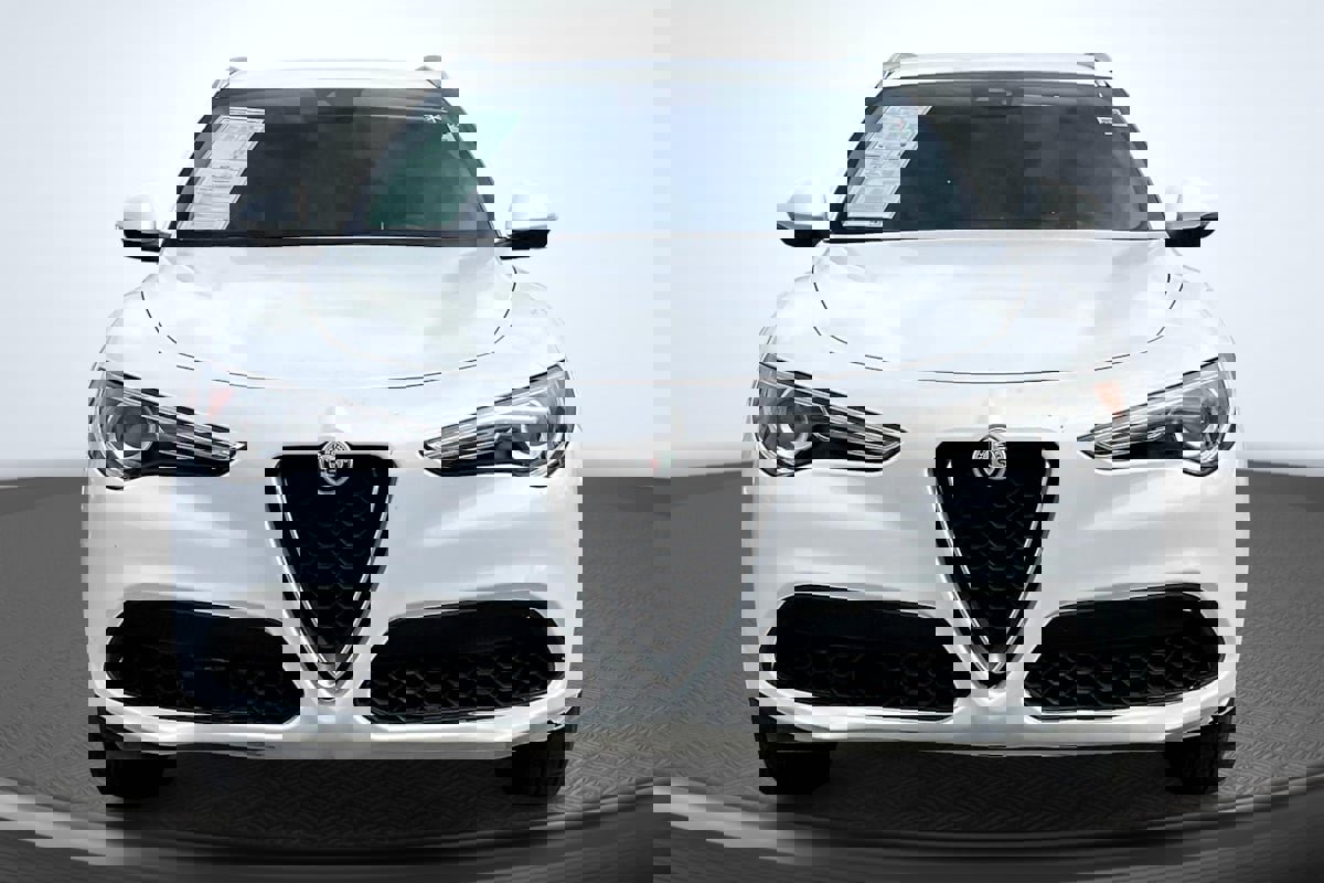 Used 2018 Alfa Romeo Stelvio AWD image 3