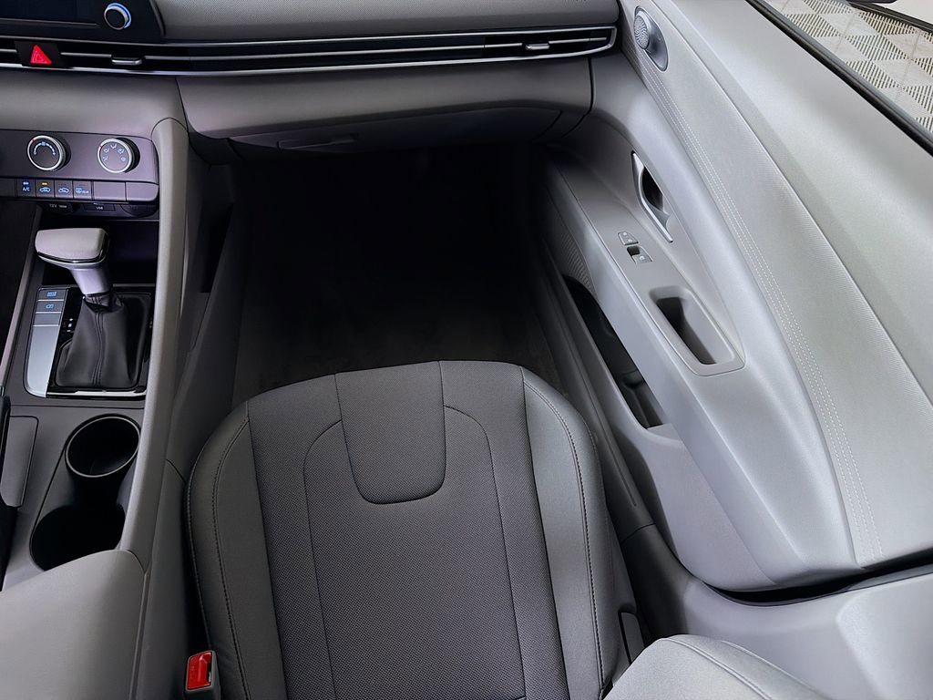 Used 2025 Hyundai Elantra SE FWD image 25