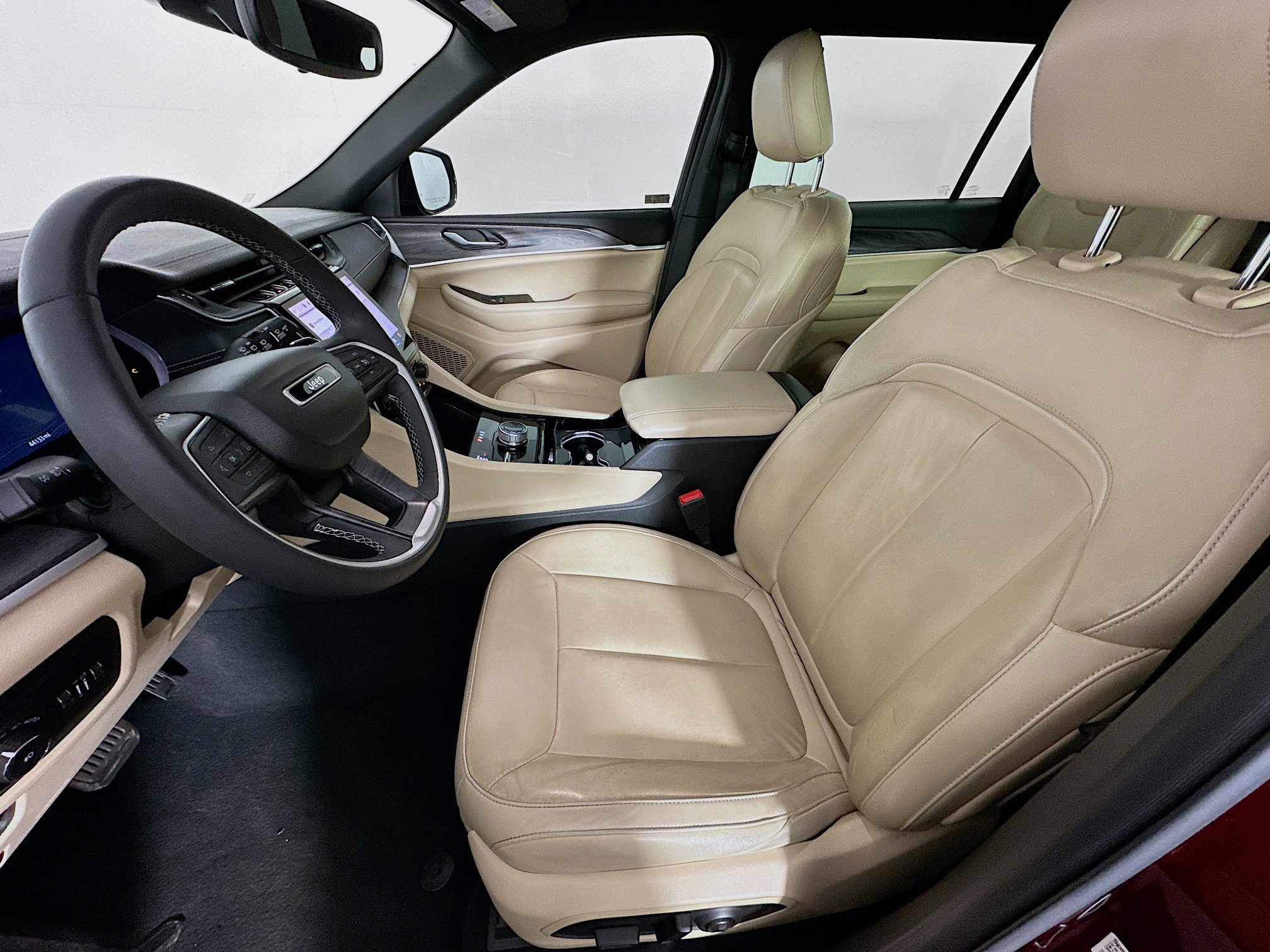 Used 2023 Jeep Grand Cherokee L Limited w/ Black Appearance Package image 13