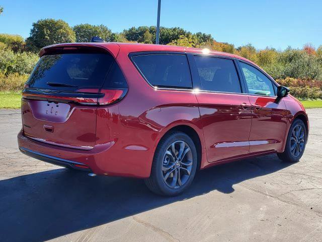 New 2026 Chrysler Pacifica Select image 3
