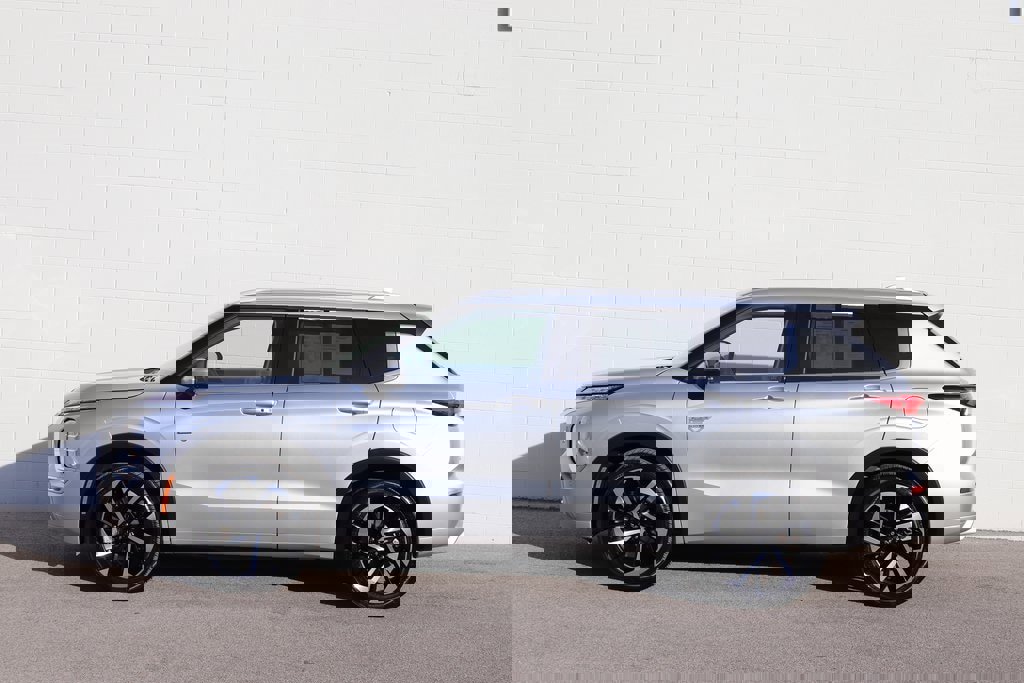 Used 2023 Mitsubishi Outlander SEL image 4