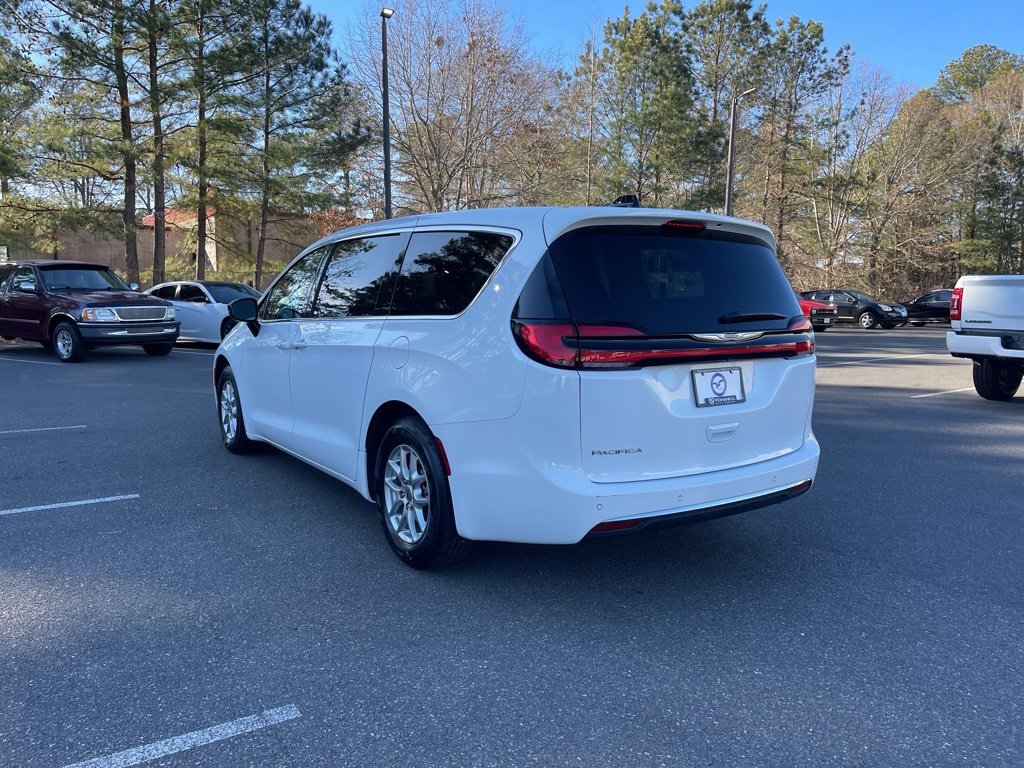 Used 2024 Chrysler Pacifica Touring-L image 7