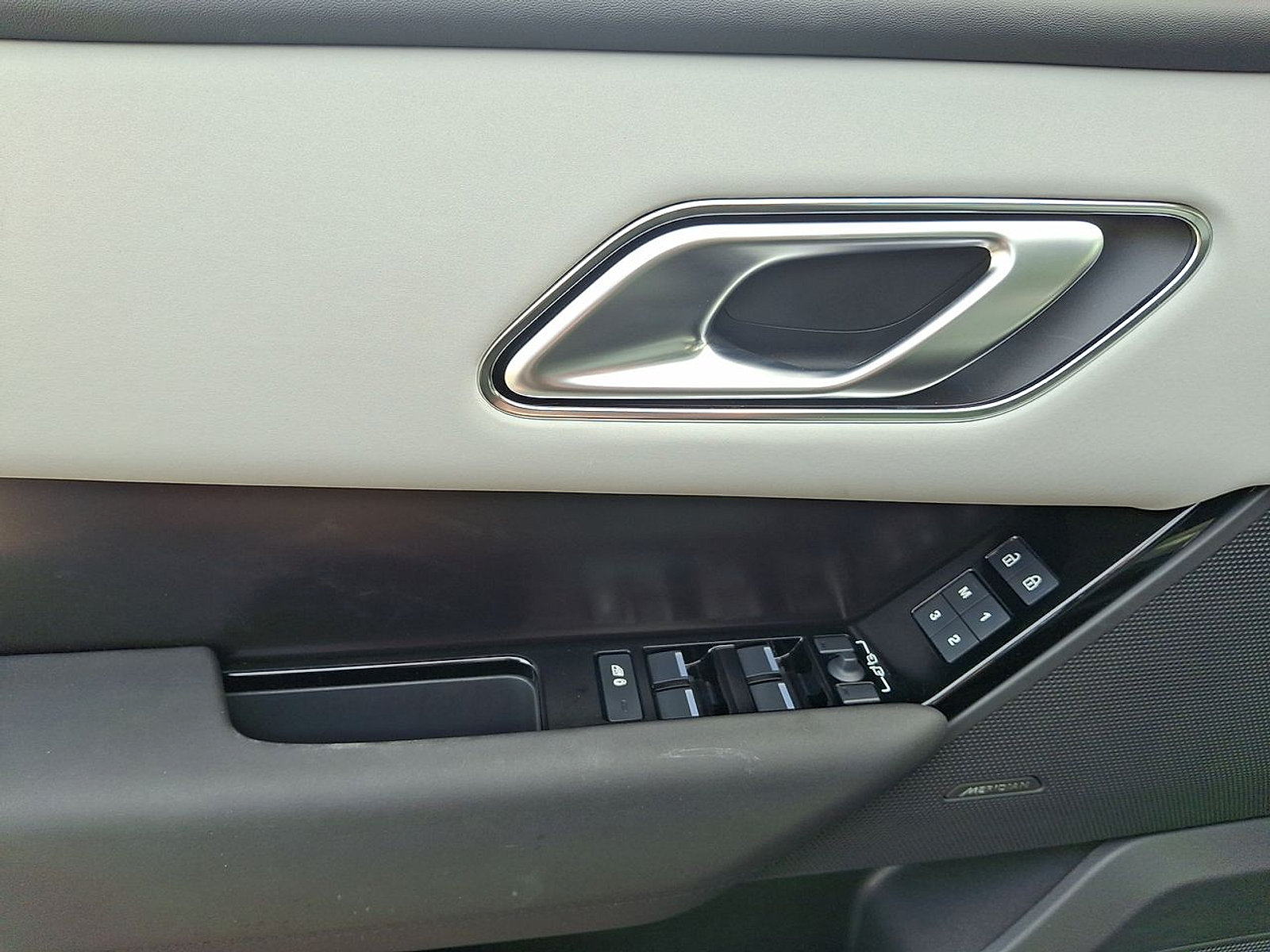 Certified 2026 Land Rover Range Rover Velar Dynamic SE AWD/4WD image 19
