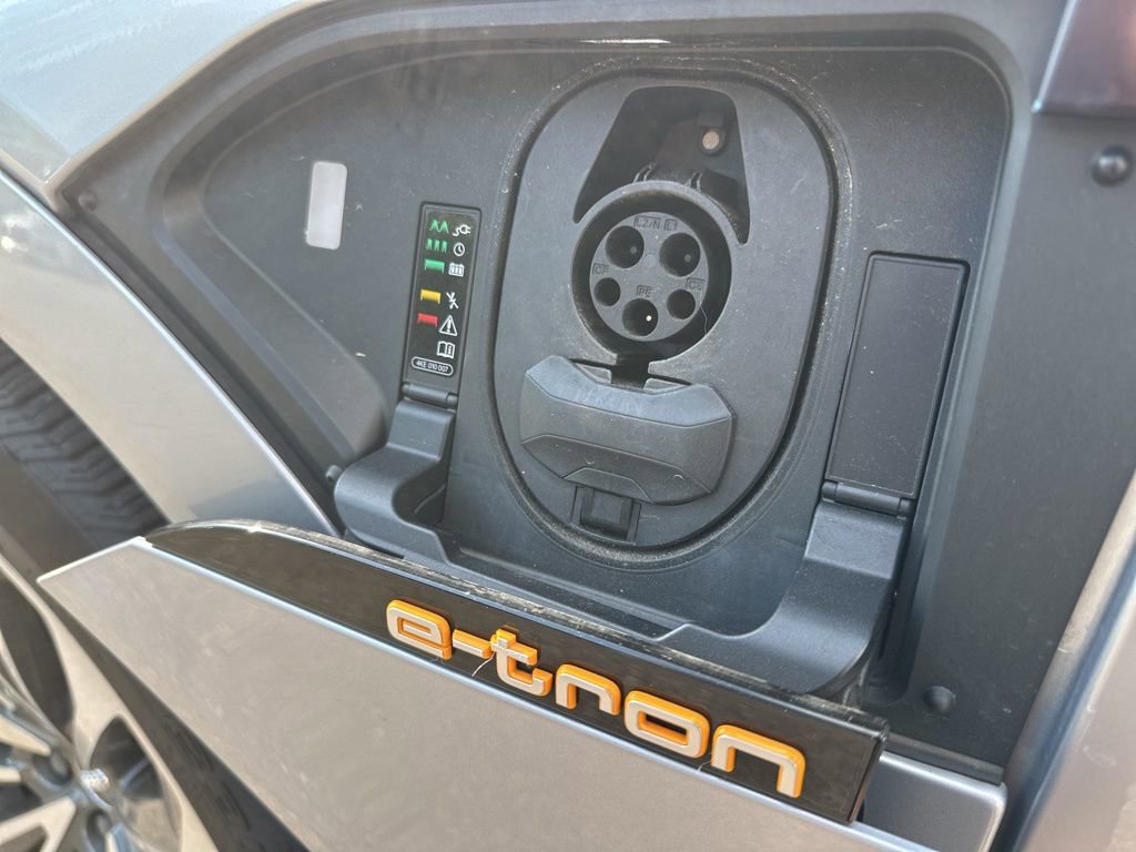 Used 2019 Audi e-tron Prestige w/ Prestige Package AWD/4WD image 10