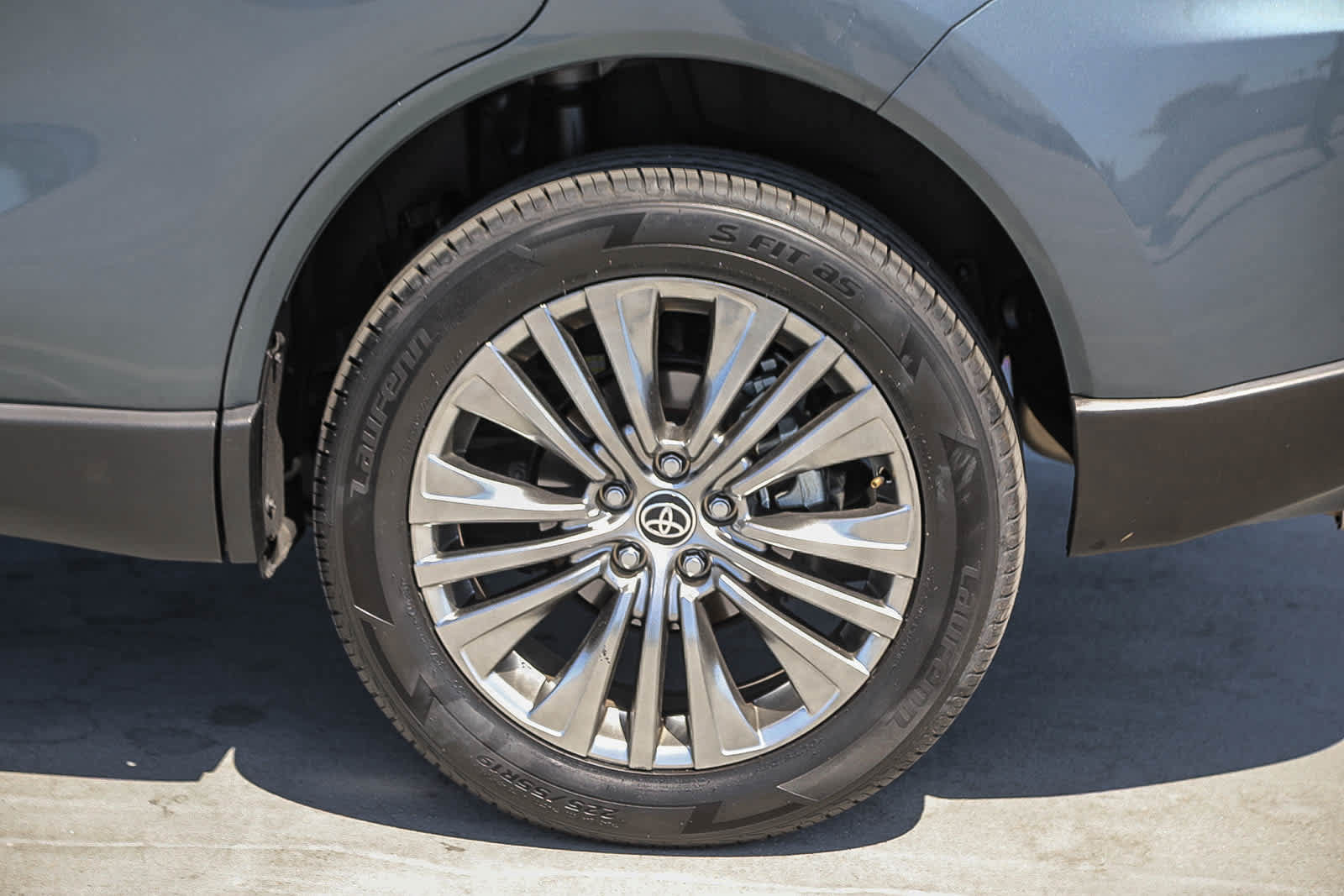 Used 2024 Toyota Venza XLE AWD/4WD image 11