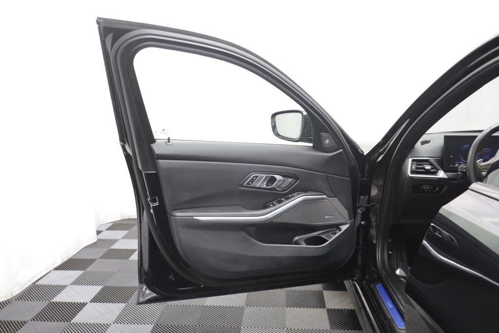 Used 2023 BMW 330i xDrive Sedan w/ Premium Package AWD/4WD image 4
