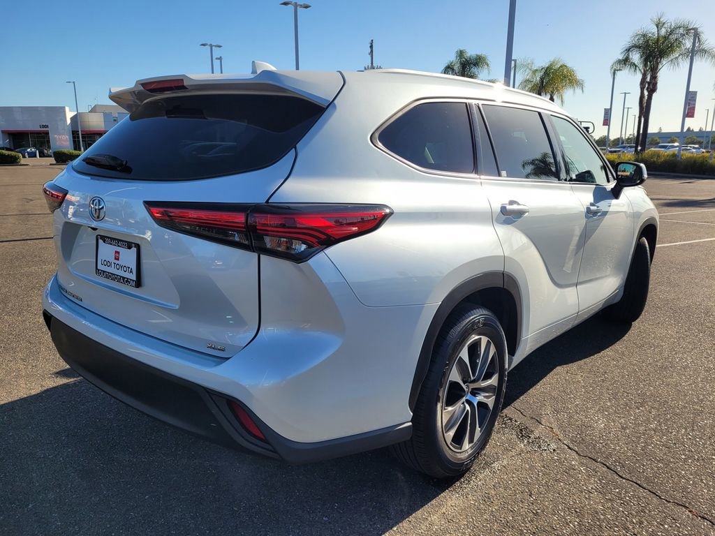 Used 2022 Toyota Highlander XLE FWD image 4