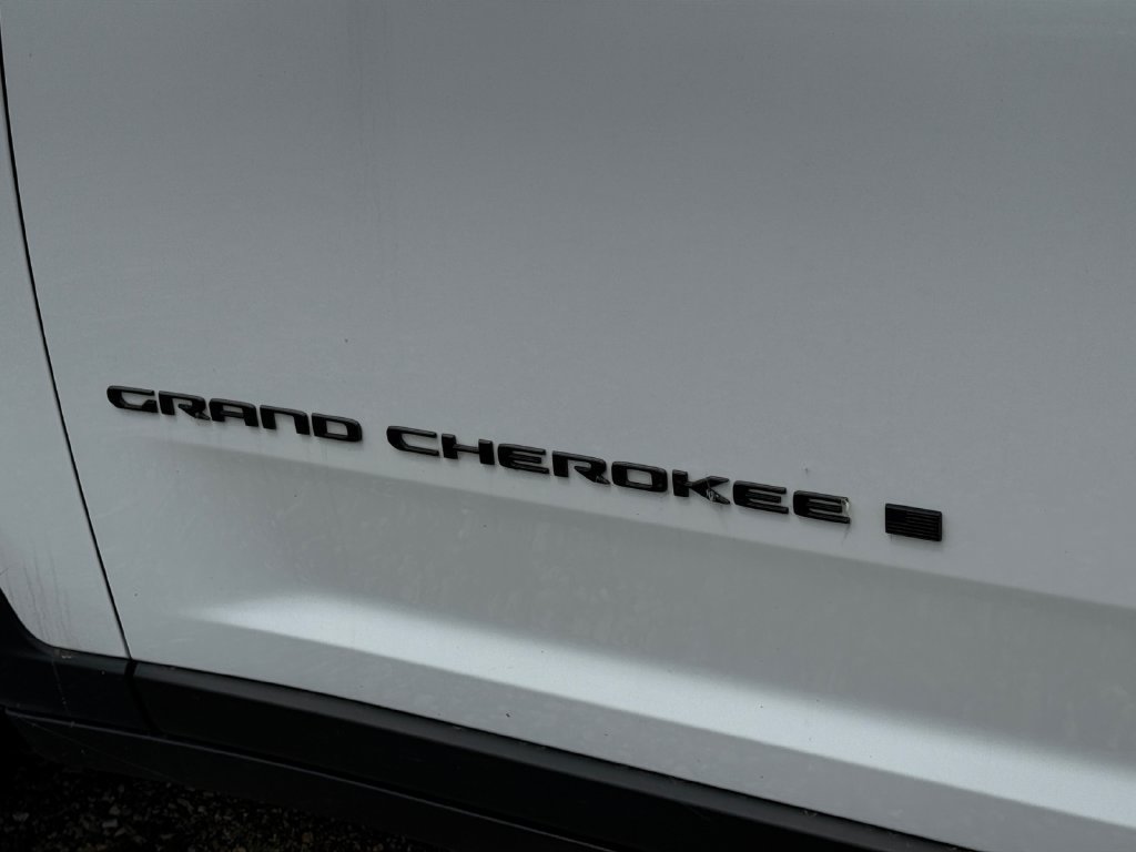 Used 2024 Jeep Grand Cherokee Altitude RWD image 44