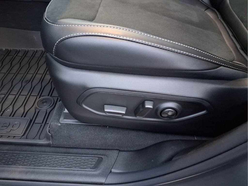 New 2026 Jeep Grand Cherokee Altitude image 13