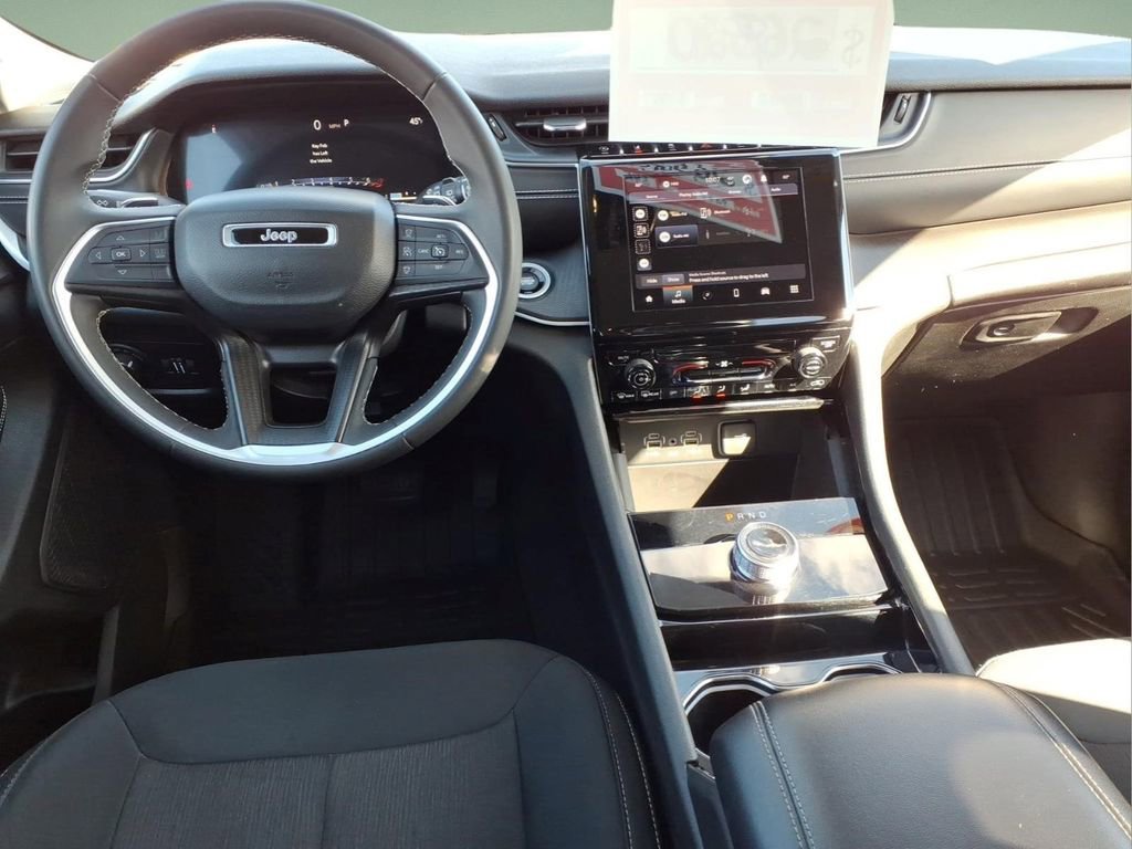 Used 2023 Jeep Grand Cherokee Laredo image 8