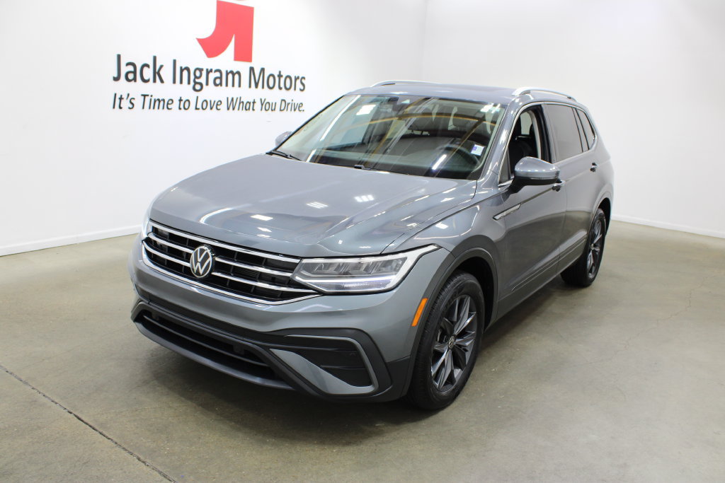 Used 2024 Volkswagen Tiguan SE w/ Panoramic Sunroof Package FWD image 2