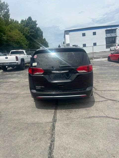 Used 2017 Chrysler Pacifica Touring-L Plus w/ Advanced Safetytec Group FWD image 8